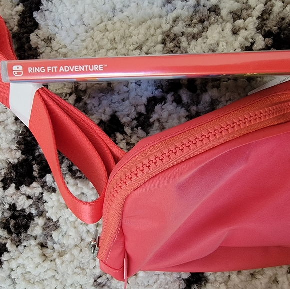 Lululemon Everywhere Belt Bag (EBB) - Pale Raspberry - Picture 5 of 12